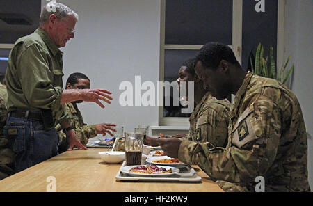 US-Senator Jim Inhofe (R -Oklahoma), hochrangiges Mitglied des Senate Armed Services Committee, Armee-Veteran, grüßt Soldaten zugewiesen, die 1. Brigade Combat Team, 1. Kavallerie-Division bei der Senator Besuch in eine Cafeteria auf einer litauischen Militärbasis in der Nähe von Rukla, Litauen, 27. Oktober 2014. Diese Aktivitäten sind Teil der US Army Europe-geführten Operation Atlantic lösen Land Kraft Qualitätssicherung Ausbildung statt über Estland, Lettland, Litauen und Polen zu verbessern multinationale Interoperabilität, Stärkung der Beziehungen zwischen den alliierten Streitkräften, tragen zur Stabilität in der Region zeigen U Stockfoto