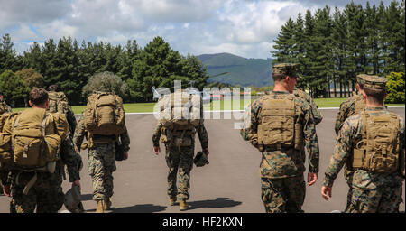 US-Marines bewegen sich auf einem UH-1 "Huey" Hubschrauber, inszeniert von Mitgliedern der New Zealand Defence Force Luftwaffe während der Übung Kiwi Koru am 28. Oktober 2014. Kiwi Koru ist eine Interoperabilität Übung zentriert im Pazifik die US-Streitkräfte zu interagieren und lernen mit ihren Kollegen Kiwi ermöglicht. (Foto: U.S. Marine Corps Sgt. Paris Kapern / veröffentlicht) Übung Kiwi Koru 2014 nimmt Flug 141929-M-NI439-005 Stockfoto