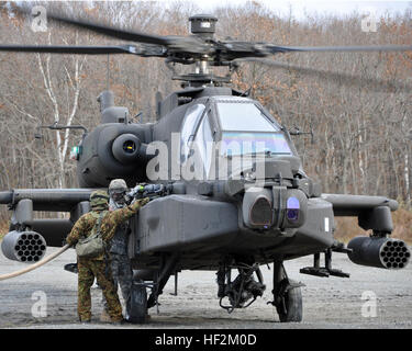 US Army Spc. Richard Mackey, ein auftankenden zugewiesen Firma E, 3. Bataillon, 25. Combat Aviation Regiment von Wheeler Field, Hawaii und Sgt. Yuta Kurita, eine Crew-Chief der JGSDF 7. Luftfahrt-Einheit aus Sapporo, Japan, zugeordnet tanken ein US AH-64 "Apache" Hubschrauber während Orient Shield 14 hier, Okt. 28. Die Luftfahrt-Refuelers unterstützen Soldaten aus dem 2. Stryker Brigade Combat Team, 2. Infanterie-Division von Joint Base Lewis-McChord, Washington, und JGSDF Mitglieder aus der 11. Infanterie-Regiment, 7. Division Nordarmee Bereich Training Übungen, 27 Okt. – 7. November. U.S. ein Stockfoto