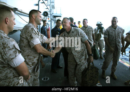 Sergeant Major Bryan K. Zickefoose, Center, Sergeant-Major der II. Marine Expeditionary Force, schüttelt Hände mit Sgt. Major Bradley W. Baiotto, Sergeant-Major der Marine Medium Tiltrotor Geschwader 365 (Stahlbeton), 24. Marine Expeditionary Unit, an Bord der USS Iwo Jima, 29. Oktober 2014. Zickefoose flog auf Iwo Jima mit den kommandierenden General der II MEF, um den 24. Marine Expeditionary Unit über ihren bevorstehenden Einsatz am Ende des Jahres sprechen. (U.S. Marine Corps Fotos von Sgt. Devin Nichols) 24. MEU Operationen 141029-M-AR522-063 Stockfoto