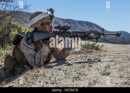 US Marine Pvt. Miguel Garcia sorgt für Sicherheit während einer vertikal-Angriff Razzia an Bord Camp Pendleton, Kalifornien, 29. Oktober 2014. Garcia, 23, ist von Houston und ein Schütze Lima Unternehmen Battalion Landing Team 3. Bataillon, 1. Marineregiment, 15. Marine Expeditionary Unit. Der Kurs lehrt vertikalen Angriff Techniken und die Bedeutung der Zusammenarbeit als eine geschlossene Einheit während einer Razzia. (U.S. Marine Corps Foto von Sgt. Emmanuel Ramos/freigegeben) 3-1 Marines Verhalten vertikalen Angriff Ausbildung 141029-M-ST621-099 Stockfoto