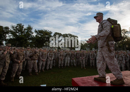 Sergeant Major Bryan Zickefoose, Sergeant-Major der II. Marine Expeditionary Force, spricht mit Marines und Matrosen des Gerätes nach Abschluss einer neun-Meilen-Wanderung an Bord der Marine Corps Base Camp Lejeune, 29. Oktober 2014. (Offizielle Marinekorps Foto von CPL. Scott W. Whiting / veröffentlicht) II MEF führt neun Meile Wanderung 141029-M-FD819-255 Stockfoto