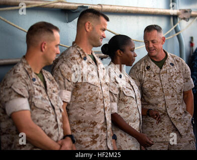 Sergeant Major Bryan K. Zickefoose, Recht, Sergeant-Major, II. Marine Expeditionary Force, spricht mit die wichtigsten Sergeants vom 24. Marine Expeditionary Unit, Ground Combat Element und Aviation Combat Element an Bord der USS Iwo Jima, 29. Oktober 2014. Zickefoose war an Bord um eine Marine Expeditionary Unit Orientierung kurz und Schnuppertour des Schiffes zu erhalten. Sergeant-Major II MEF spricht 24. MEU Marines an Bord der USS Iwo Jima 141029-M-BW898-004 Stockfoto