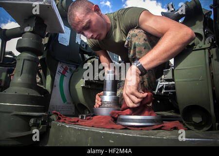 Lance Cpl. Johnathan Dowden, aus Wichita Falls, reinigt eine Spindel aus einen M777A2 leichten 155 mm Haubitze während einer Stabsrahmenübung Okt. 30 für Artillerie-Training-Relocation-Programms 14-3 in Camp Fuji. Die Übung konzentriert sich auf Kommunikation zwischen dem Feuer Richtung Zentrum und Teams die Haubitzen bemannen. ARTP Artillerie-Batterien für einen reibungslosen Ablauf der Ausbildung im Bereich Nord Fuji Manöver durch bieten Teams eine Chance, keine Probleme mit ihren Waffen zu beheben, bevor er zu leben-Heißausbildung vorbereitet. Dowden ist ein Artillerist mit Batterie I, 3. Bataillon, 11. Marin Stockfoto