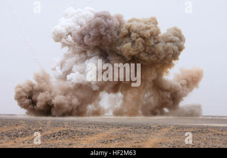 Die Detonation der hochexplosiven Ladungen lässt Rauch in der Luft verweilen, während einer Übung auf einem Abriss Range Camp Bastion, Afghanistan, 21. Februar 2009.  Munition-Techniker mit Stabskompanie, Combat Logistik-Bataillon 3 und Okinawa-basierte explosive Ordnance Entsorgung Techniker mit 3. EOD Zug, zugeordnet zu CLB-3, zusammengearbeitet, um unbrauchbarer Munition und Kampfmittel zu entsorgen.  CLB-3 ist die Logistik combat Element besondere Zweck Marine Luft Ground Task Force-Afghanistans, deren Aufgabe es ist, Aufstandsbekämpfung, mit einem Fokus auf trainin durchzuführen Stockfoto