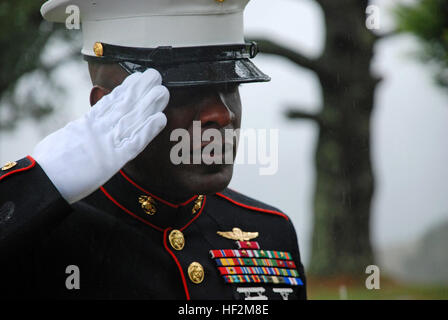 Sgt. Major Carlton W. Kent, 16. Sergeant Major des Marine Corps, salutiert nach der Verlegung eines Kranzes am Grab des 1. Sergeant-Major der Marine Corps Wilbur Bestwick im Skylawn Memorial Park 22 Februar. Die Grabstätte für Bestwick ist fälschlicherweise auf seine Biografie aufgeführt, und Inspektor-Instruktor in der Nähe San Jose, Kalifornien, Personal in der Lage, die richtige Website aufzuspüren. Kent bezahlt seine Aufwartung bei einem kürzlichen Besuch in ich & ich San Jose. Kent in Bestwick das Grab Stockfoto