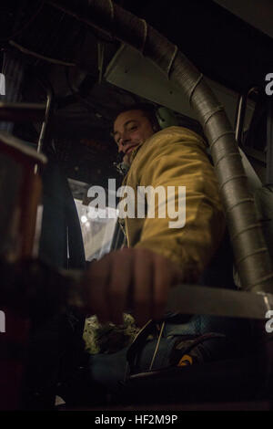 Ein Seemann der US Navy führt während der Übung Bold Alligator 14, einer multinationalen amphibischen Trainingseinheit vor der US-Ostküste, Wartungsarbeiten an einem Landing Craft Air Cushioned-Schiff an Bord der USS Kearsarge durch. Stockfoto