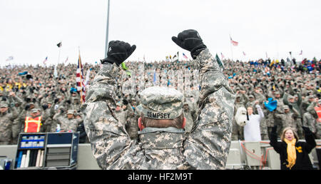 Vorsitzender der Joint Chiefs Of Staff General Martin E. Dempsey führt US Military Academy Cadets in die Rakete jubeln während eines Fußballspiels vs. Luftwaffe bei Michie Stadium, West Point, New York, 1. November 2014. Air Force schlug Armee 23-6 gewann der Commander-in-Chief Trophy zum 19. Mal. (Foto: DOD Mass Communication Specialist 1. Klasse Daniel Hinton/freigegeben) CJCS besucht vs. Luftwaffe Fußballspiel 141101-D-KC128-247 Stockfoto