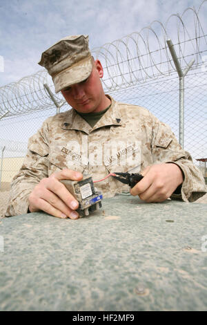 090225-M-9999S-034.jpg CAMP BARBER, Islamische Republik Afghanistan – CPL. Daniel R. Eslinger arbeiten an einem elektrischen Bauteil aus einer Klimaanlage in Combat Logistik-Bataillon 3 Unterstützungskompanie Menge am Lager Barber, Islamische Republik Afghanistan, 25. Februar 2009.  Eslinger ist Kältetechnik Mechaniker mit einem Camp Pendleton, Kalifornien ansässige 7. Pionierbataillon Support Abteilung aktuell zugewiesene CLB-3, die Logistik Element der besonderen Zweck Marine Air Ground Task Force – Afghanistan zu bekämpfen. Die Ablösung wird voraussichtlich im März nach einer siebenmonatigen Tour heimkehren, die begann Stockfoto