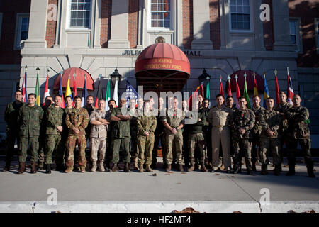 Während der Hauptphase der Übung „Bold Alligator“ im Camp Lejeune, North Carolina, treffen sich Mitglieder aus verschiedenen Ländern für ein Gruppenfoto, um die multinationale militärische Zusammenarbeit hervorzuheben. Stockfoto