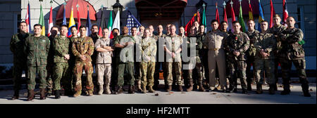 Mitglieder des Militärs aus verschiedenen Ländern treffen sich für ein Gruppenfoto im Rahmen der Übung Bold Alligator in Camp Lejeune, North Carolina, um multinationale Ausbildung und Koordination bei amphibischen und gemeinsamen militärischen Operationen zu demonstrieren. Stockfoto