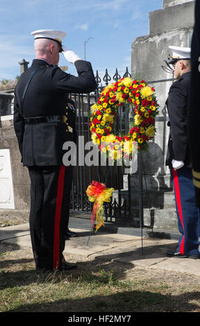 Generalleutnant Richard P. Mills (links), Kommandeur der Marine Forces Reserve grüßt die Grabstätte von Generalmajor Daniel Carmick in eine Kranzniederlegung an der St. Louis Friedhof #2 in New Orleans, 8. November 2014. Die Zeremonie geehrt Carmick, kämpfte im Krieg von 1812. Carmick zeichnete sich durch Kommandeur Marines in die Schlacht von New Orleans, die geholfen haben britische Kräfte abzuwehren, die versuchten, die Stadt zu ergreifen. Marines Ehren Generalmajor Daniel Carmick bei Kranzniederlegung 141108-M-MH863-005 Stockfoto