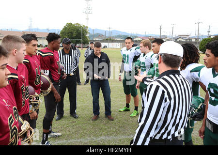 Oberst Robert Boucher, Kommandierender Offizier der Marine Corps Air Station Iwakuni, Japan, wirft die Münze um die 2014 Abteilung der Verteidigung Angehörigen Schulen Far East Division II Football Championship Game am Fußballplatz Matthew C. Perry High School an Bord MCAS Iwakuni 8. November 2014 beginnen. Die Krieger von Daegu gewann worfene und fuhr fort, um M. C. Perry Samurai 60-50 zu besiegen. Krieger überdauern Samurai 60-50 im Meisterschaftspiel 141108-M-RQ061-088 Stockfoto