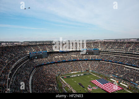 Zwei f-16 Fighting Falcons von der New Jersey Air National Guard 177. Kämpfer-Flügel fliegen über MetLife Stadium in Rutherford, New Jersey, als Service-Mitglieder aus jedem Zweig des Militärs 9. November 2014 die Nationalhymne zu singen. Der National Football League geehrt Militärangehörige als Bestandteil ihrer Gruß an Service-Ereignis. (U.S. Air National Guard Foto von Master Sgt Andrew J. Moseley/freigegeben) Gruß an Service 141109-Z-YH452-058 Stockfoto