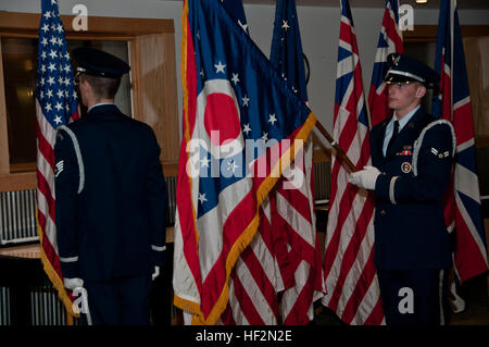 Technik. Sgt. Michael Swick, Staff Sgt. Alexander Elmlinger und Airman 1st Class Hunter Mitchell präsentieren die Entwicklung der amerikanischen Flagge und des Staates Ohio Burgee als Mitglieder der 179th Airlift Wing Honor Guard, Mansfield, OH, verbringen den Tag von einem Veterans Day Event zum nächsten, 11. November 2014. Die Ehrenwache der Basis tritt am 11. November 2014 in der Monroeville High School, der Mansfield Veterans Day Parade, dem Mifflin Elementary und dem Heilsarmee Dewald Community Center in Mansfield, Ohio, auf. (USA Air National Guard Foto von Tech. Sgt. Joe HarwoodVeröffentlicht) 179. Ehrenwache auf Vetera Stockfoto