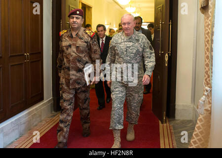 US-Vorsitzender der Joint Chiefs Of Staff Army General Martin E. Dempsey ist von einem irakischen General zu seinem Treffen mit dem irakischen Ministerpräsidenten Haider al-Abadi in Bagdad, 15. November 2014 begleitet. Dempsey besucht Bagdad um die Fortschritte und Erfolge der irakischen Sicherheitskräfte und der US-geführten Koalition im Kampf gegen ISIL zu besprechen. (DOD Foto von D. Myles Cullen/freigegeben) CJCS besucht Irak 141015-D-VO565-018 Stockfoto