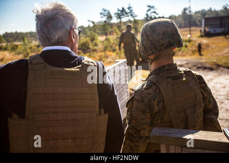 Der US-Verteidigungsminister, der ehrenwerte Herr Chuck Hagel beobachtet US-Marines mit Waffen Firma, Ground Combat Element integrierte Task Force (CEITF), 2. Marine-Division, II. Marine Expeditionary Force feuern einen Raketenwerfer MK153 Schulter ins Leben gerufen Mehrzweck Waffe (SMAW) im Bereich G-19, Camp Lejeune, North Carolina, 18. November 2014. Hagel beobachtet GCEITF Ausbildung bei einem Besuch in Camp Lejeune im Rahmen seiner Tour von militärischen Anlagen landesweit. (Foto: U.S. Marine Corps CPL Wunsch M. Mora/freigegeben) US-Verteidigungsminister, The Honorable Mr Chuck Hagel, besucht Marine Corps Stockfoto