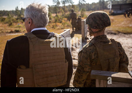 Der US-Verteidigungsminister, der ehrenwerte Herr Chuck Hagel beobachtet US-Marines mit Waffen Firma, Ground Combat Element integrierte Task Force (GCEITF), 2. Marine-Division, II. Marine Expeditionary Force feuern einen Raketenwerfer MK153 Schulter ins Leben gerufen Mehrzweck Waffe (SMAW) im Bereich G-19, Camp Lejeune, North Carolina, 18. November 2014. Hagel beobachtet GCEITF Ausbildung bei einem Besuch in Camp Lejeune im Rahmen seiner Tour von militärischen Anlagen landesweit. (Foto: U.S. Marine Corps CPL Wunsch M. Mora/freigegeben) US-Verteidigungsminister, The Honorable Mr Chuck Hagel, besucht Marine Corp Stockfoto