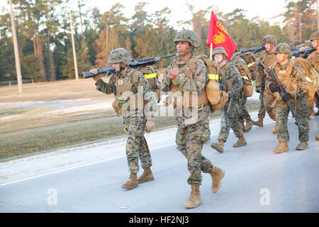 Col Matthew G. St. Clair, vorne links, befehlshabender Offizier, Ground Combat Element integrierte Task Force und Sgt. Major Robin C. Fortner, vorne rechts, Sergeant-Major, GCEITF, Leitung der Task Force während einer Bekämpfung Konditionierung Wandern an Bord der Marine Corps Base Camp Lejeune, North Carolina, 21. November 2014. Die Task Force wanderten etwa 10 Kilometer. Die Marines trug eine abwechslungsreiche Palette von Waffen; Laden aus standard M16A4 und M4 Dienst Gewehre, um M240B Maschine Gewehren Mk-153 Schulter startete Mehrzweck Angriffswaffen und 60 mm Mörser Systeme, neben einem Angriff kämpfen. Vom Oktober 2014 bis zum Stockfoto