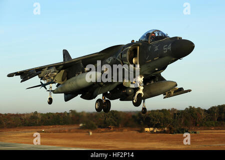 Generalmajor James S. Tanis landet ein AV-8 b Harrier während Feld Träger Landung Sustainment Praxistraining im Marine Corps Auxiliary Landeplatz Bogue, N.C., 5. Dezember 2014. Marine Attack Squadron 231 soll mit Marine Medium Tiltrotor Geschwader 365 (Reinforced) bereitstellen, bei einer anstehenden Bereitstellung mit der 24. Marine Expeditionary Unit. Tanis ist ein Marineflieger und des Vorstands der VMM-365 (Zügel). Marine Flieger verfeinern landen Vorbereitung 24. MEU Bereitstellung 141203-M-BN069-041 Stockfoto