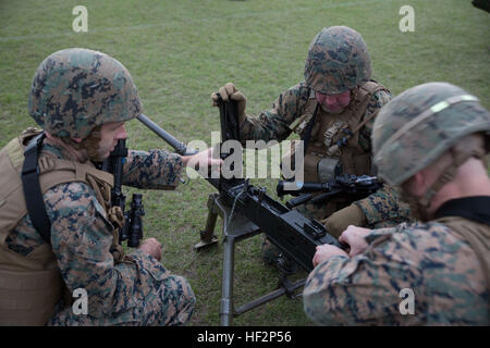 Marines montieren eine Browning Maschinengewehr M2.50 Kaliber mal 5 Dez im Camp Hansen während der ersten Caltrap-Challenge. Die Herausforderung gegeneinander Teams in einer Vielzahl von Hindernissen und Veranstaltungen fördern Wettbewerb innerhalb der Abteilung und testen die Marines Kompetenz innerhalb des physischen, Militärs, psychische und Führung reichen. Die Marines sind mit dem 2. Bataillon, 3. Marine Regiment, 3. Marineabteilung, III. Marine Expeditionary Force. (Foto: U.S. Marine Corps CPL. Matt Myers/freigegeben) Marines komplett zermürbenden Caltrap Herausforderung 141205-M-RS352-001 Stockfoto