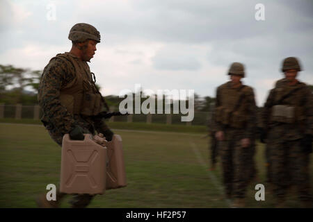 CPL Tschad C. Lawrence überquert die Ziellinie in einem Staffellauf 5 Dez im Camp Hansen während der ersten Caltrap-Challenge. Die Herausforderung gegeneinander Teams der Marines aus der 3. Marine Division in einer Vielzahl von Hindernissen und Veranstaltungen fördern Wettbewerb innerhalb der Abteilung und testen die Marines Kompetenz innerhalb des physischen, Militärs, psychische und Führung reichen. Lawrence ist eine Waffenkammer Unteroffizier-in-Charge mit Combat Assault Battalion, 3. Marineabteilung, III. Marine Expeditionary Force. (Foto: U.S. Marine Corps CPL. Matt Myers/freigegeben) Marines komplette Haferschleim Stockfoto