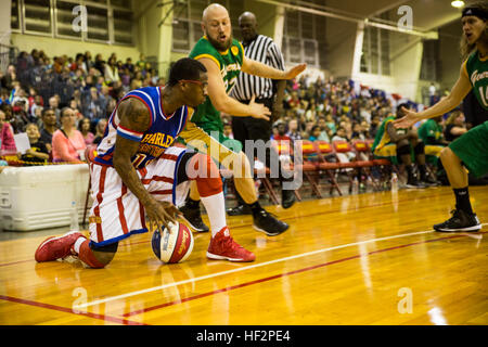 Harlem Globetrotters bewachen Saul "weiß, links, zeigt seine Ballbehandlung Zauberei der Menge Dez. 9 bei Foster Field House auf Camp Foster spiegeln". Die Harlem Globetrotters angezeigt ihre Basketball-Kunstfertigkeit für Militärangehörige und ihre Familien in einem Showdown mit ihren Rivalen, den Washington Generals. Die Veranstaltung war ein Teil von Harlem Globetrotters 13. militärische Tour, in dem das Team Übersee nach US-Militäreinrichtungen reist, Erinnerungen von zu Hause während der Ferien zu bieten. Das Spiel wurde von Marine Entertainment, Leatherneck Tour und Marine Corps-Community-Services vorgestellt. (Marine C Stockfoto