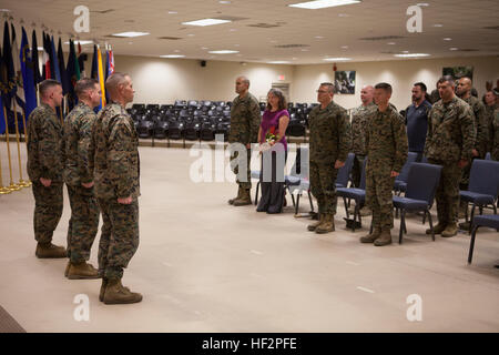 US Marine Corps Oberstleutnant Timothy R. Dremann, befehlshabender Offizier, Advanced Infantry Training Bataillon (AITB), Sergeants großen Daniel J. Wilson, Sergeant-Major, AITB Sergeant Major und Christopher J. Garza, stehen vor den Marines der Schule Infanterie-Ost und deren Familien während der Advanced Training Infanteriebataillon Relief und Termin Siegerehrung am Camp Geiger, N.C., 10. Dezember 2014. Die Erleichterung und Termin Zeremonie stellt die offiziellen Verabschiedung der Behörde aus der ausgehenden, Sgt. Major Wilson, dem neuen Sgt. Major Garza. (Foto: U.S. Marine Corps Lance Cpl. ein Stockfoto