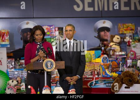 Präsident Barack Obama und First Lady Michelle Obama sprechen für Militärangehörige und ihre Familien an die Toys for Tots Kick-off am Joint Base Anacostia-Bolling, 10. Dezember 2014. Das US Marine Corps Reserve Toys for Tots Programm widmet sich jedes Jahr neue, ausgepackt Spielzeug im Oktober, November und Dezember zu sammeln und verteilen diese Spielzeuge als Geschenke an die weniger glücklichen Kinder in der Gemeinschaft, in der die Kampagne geführt wird. (U.S. Marine Corps Foto von Lance Cpl. Julia D'Agostino/freigegeben) Spielzeug für die kleinsten, Präsident Barack Obama besucht Joint Base Anacostia-Bolling 141210-M-XX999-001 Stockfoto