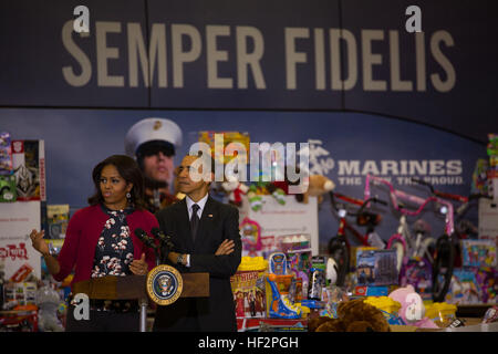 Präsident Barack Obama und First Lady Michelle Obama sprechen für Militärangehörige und ihre Familien an die Toys for Tots Kick-off am Joint Base Anacostia-Bolling, 10. Dezember 2014. Das US Marine Corps Reserve Toys for Tots Programm widmet sich jedes Jahr neue, ausgepackt Spielzeug im Oktober, November und Dezember zu sammeln und verteilen diese Spielzeuge als Geschenke an die weniger glücklichen Kinder in der Gemeinschaft, in der die Kampagne geführt wird. (Foto: U.S. Marine Corps Lance Cpl. Remington Halle/freigegeben) Spielzeug für die kleinsten, Präsident Barack Obama besucht Joint Base Anacostia-Bolling 141210-M-XX999-003 Stockfoto