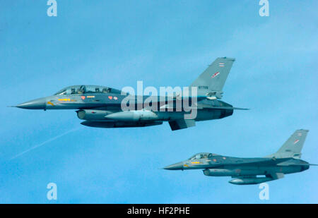 Zwei F-16-Flugzeuge der Royal Thai Air Force fliegen am 17. März 2009 während der Übung Cope Tiger in Korat, Thailand. COPE Tiger ist eine jährlich stattfindende multinationale Übung zur Demonstration gemeinsamer Fähigkeiten, zur Verbesserung der Interoperabilität und zur Verbesserung der Koordinierung zwischen den Streitkräften der Vereinigten Staaten, Thailands und Singapurs durch kombinierte Flugausbildung und Einsatzplanung. Stockfoto