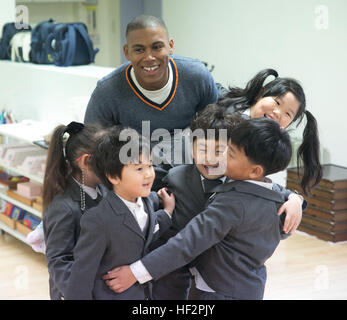 Petty Officer 1st Class De'Angelo Wynn spielt ein Spiel mit Schülern von St. Pauls Elementary School in Pohang, Südkorea. Das Treffen wurde auf gebracht, durch eine freiwillige Möglichkeit für die Marines und Matrosen des 2. Bataillons, 9. Marine Regiment, die derzeit in der Republik Korea für koreanische Marine Austauschprogramm 15-15 bereitgestellt werden. Die Zeitspenden unterstützt die Umgebung außerhalb der Lager Mujuk und bessere Gemeinschaftsbeziehungen gebaut. Wynn ist der religiösen Programm-Spezialist für 2. BN, 9. Marines derzeit zugeordnet zu 3. Marineabteilung, Marine Expeditionary Force III unter th Stockfoto