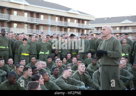 Col Matthew G. St. Clair, laufen Recht, befehlshabender Offizier, Ground Combat Element integrierte Task Force, Adressen Marines und Segler nach einer Task Force an Bord der Marine Corps Base Camp Lejeune, North Carolina, 12. Dezember 2014. Die Task Force lief ungefähr drei Meilen. Ab Oktober 2014 bis Juli 2015 die Ground Combat Element integrierte Task Force führt individuelle und kollektive Fähigkeiten Ausbildung in ausgewiesenen combat Arms berufliche Spezialitäten um den Standards zu erleichtern basiert Beurteilung der körperlichen Leistungsfähigkeit der Marines in einer simulierten Betriebsumgebung durchführen speci Stockfoto