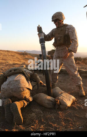 Feuern Sie Private erste Kategorie Jeremy Golda (links) und Lance Cpl. Pablo Galvan, Mortarmen serviert mit 2. Bataillon, 1. Marineregiment, ihre 81mm Mörser System um ein feindliches Ziel während der Übung hier, RAID-10. Juli 2013 zu unterdrücken. Galvan, 21, aus Huntington Beach, Kalifornien, Golda, 22, aus Omaha, Nebraska, und Abschnitt Mörser fungierte als Unterstützungseinheit während die Marines der Alpha Company, 1st Reconnaissance Battalion, verletzt und überfallen das feindliche Ziel. Recon Marines ergreifen feindliche Ziel während der RAID-Übung 130710-M-HQ478-610 Stockfoto