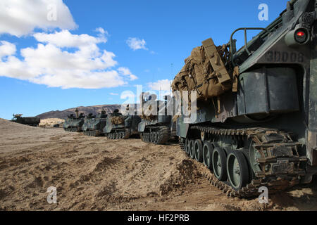 Amphibischer Angriff Fahrzeuge Line-up vor Beginn einen Konvoi während Übung Stahl Ritter 15 an Bord Marine Air Ground Combat Center Twentynine Palms, Kalifornien, 13. Dezember 2014. Stahl Knight ist eine jährliche Übung für 1. Marineabteilung, wo bringen sie jeden Aspekt der Division zusammen, um einen realen Kampfeinsatz zu simulieren. China Marines Stürmen Stahl Ritter 15 141213-M-vz998-506 Stockfoto