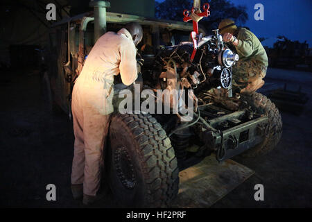 US-Marines mit Bekämpfung der Logistik-Bataillon 15, 15. Marine Expeditionary Unit, legen Sie einen neuen Motor in einem Humvee während realistische urban Training an Bord Fort Hunter Liggett, Calif., 13. Dezember 2014. BRUNFT der 15. MEU Marines auf ihren nächsten Einsatz vorbereitet, finden verbessern ihre Kampffähigkeiten in Umgebungen, die ähnlich wie diejenigen, die sie in zukünftigen Missionen. (Foto: U.S. Marine Corps CPL. Steve H. Lopez/freigegeben) CLB-15, 15. MEU Marines beheben Fahrzeug 141213-M-TJ275-102 Stockfoto