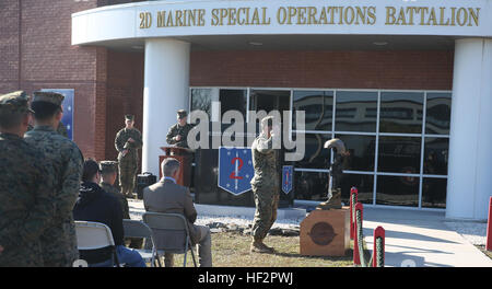 Eine kritische Fähigkeiten-Operator mit 2. Marine Special Operations Battalion, US Marine Corps Forces Special Operations Command, eine Hommage an einen gefallenen Krieger während einer Zeremonie, ein Gedenkstein am Hauptsitz 2. MSOB an Bord der Marine Corps Base Camp Lejeune, North Carolina, 12. Dezember 2014 zu enthüllen. Der Gedenkstein wurde von der MARSOC-Stiftung zu Ehren aller gefallenen MARSOC Marines und Segler aus 2. MSOB gespendet. (Offizielle United States Marine Corps Foto und Beschriftung von Sgt. Donovan Lee/freigegeben) 2. MSOB Gedenkstätte widmet gefallenen 141216-M-LS286-001 Stockfoto