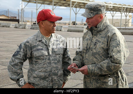 Chief Master Sgt. Johnny Lucero, 210. RED HORSE Squadron gibt Chief Master Sgt. Mitchell Brush, eingetragenen Berater für die National Guard Bureau, ein 210th RED HORSE Münze und Sticker als Andenken zu erinnern ihn an seine Besuch der Einheit. NGB eingetragenen Berater besucht New Mexico National Guard 141216-Z-JA778-006 Stockfoto