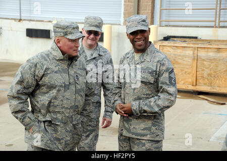 Chief Master Sgt. Mitchell Brush, trat Senior Berater für die National Guard Bureau Chief Master Sgt. Timothy Hall, 150. Sau Befehl Chef, und Senior Master Sergeant David Johnny, NCOIC des 150. Medical Group, besprechen die Einzelheiten der medical Group und ihre Rolle innerhalb der Einheit. NGB eingetragenen Berater besucht New Mexico National Guard 141216-Z-jA778-007 Stockfoto