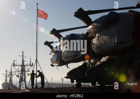 Matrosen erhöhen das Schiff Farben wie die USS Iwo Jima (LHD-7) in den Hafen von Naval Station Rota, Spanien, 26. Dezember 2014 zieht. Durchführung der 24. MEU und Iwo Jima amphibisches bereit Gruppe Marinebetriebe in den USA 6. Flotte Bereich der Maßnahmen zur Erhöhung der Sicherheit der Vereinigten Staaten in Europa interessiert. (Foto: U.S. Marine Corps Lance Cpl. Austin A. Lewis/freigegeben) Durchführung von Seeoperationen in den USA 6. Flotte 141226-M-QZ288-066 Stockfoto