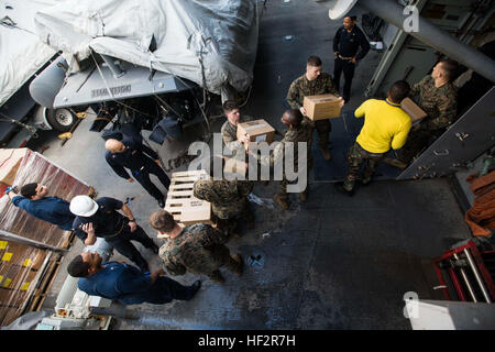 Space-Marines und Segler mit dem 24. Marine Expeditionary Unit und Iwo Jima amphibisches bereit Gruppe zusammenarbeiten, um Lebensmittel und Vorräte eingelagert während einer Auffüllung auf See an Bord der USS New York auf hoher See 30. Dezember 2014 zu verschieben. Durchführung der 24. MEU und Iwo Jima ARG Marinebetriebe in den USA 6. Flotte von Maßnahmen zur Erhöhung der Sicherheit der Vereinigten Staaten in Europa interessiert. (Foto: U.S. Marine Corps CPL. Todd F. Michalek) 24. Marine Expeditionary Unit beteiligt sich an Nachschub-At-Sea Operationen an Bord USS New York 141230-M-YH418-004 Stockfoto