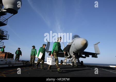 090324-M-1842L-026 Pazifik (24. März 2009) Lance Cpl. Tony Yovonovic und Luftfahrt Elektroniker / 3. Klasse Anthony Amaro, Aviation Elektriker Mate 2. Klasse Mattias Hicks und Luftfahrt Elektroniker / 3. Klasse Robert Novell, Marine Fighter Attack Training Squadron 101 (VMFAT-101) zugeordnet zu gehen, um ihre Arbeitsplätze an Bord der nuklear angetriebene Flugzeugträger USS Nimitz (CVN-68). Nimitz führt Flotte Ersatz Schwadron Träger Qualifikationen im Gange. (U.S. Marine Corps Foto von Lance Cpl. Matthew Lemieux/freigegeben) UNS Marine 090324-M-1842L-026 Matrosen und Marinesoldaten Stockfoto