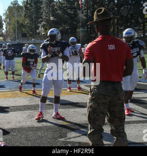 Staff Sgt John L. Walker, Senior Drill Instructor, Marine Corps zu rekrutieren Depot San Diego, spricht mit Spielern im Team Training im Santa Ana Stadion hier heute als Bestandteil des Marine Corps 2015 Semper Fidelis All-American Bowl. Wie das Marine Corps verlangt die Semper Fidelis Fußball-Programm Qualität des Charakters, Exzellenz in Bildung und bewährte körperliche Fitness. Die Schüssel wird auf nationaler Ebene live vom StubHub Center in Carson um 18:00 (PST) am 4. Januar 2015, auf Fox Sports 1 im Fernsehen übertragen werden. (Offizielle Marinekorps Foto von CPL Francisco Martinez) Semper Fidelis All-American-Athleten Kick- Stockfoto