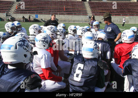 Staff Sgt Victor Rodriguez, Drill Instructor, Marine Corps zu rekrutieren Depot San Diego, spricht darüber, was es bedeutet, Leben mit Ehre, Mut und Engagement im Team Training im Santa Ana Stadion hier heute als Bestandteil des Marine Corps 2015 Semper Fidelis All-American Bowl mit Spielern. Wie das Marine Corps verlangt die Semper Fidelis Fußball-Programm Qualität des Charakters, Exzellenz in Bildung und bewährte körperliche Fitness. Die Schüssel wird auf nationaler Ebene live vom StubHub Center in Carson um 18:00 (PST) am 4. Januar 2015, auf Fox Sports 1 im Fernsehen übertragen werden. (Offizielle Marinekorps Foto von CPL. Fra Stockfoto