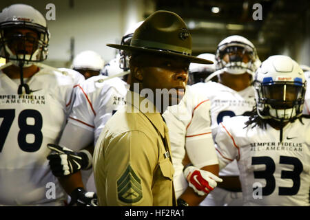 US Marine Corps Staff Sgt John L. Walker, ein Drill Instructor vom Marine Corps zu rekrutieren Depot San Diego, führt das Team West Spieler vor dem Semper Fidelis All-American Bowl 4. Januar 2015, am StubHub Center in Carson, Kalifornien "gewinnen oder verlieren heute Abend, tue es mit Klasse, tun Sie es wie ein All-American" Walker sagte der Spieler. Walker verbrachte eine Woche mit Team West bereitet die Spielern und lehrt sie über Marinekorps-Werte. (U.S. Marine Corps Foto von Sgt. Tyler J. Bolken/freigegeben) Marine führt, Semper Fi All-Amerikaner 150104-M-XK427-807 Stockfoto