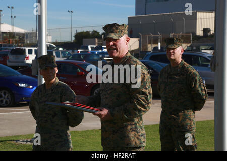 Die 17. Sergeant-Major der Marine Corps, Sgt. Major Micheal P. Barrett, fördert SGT Keonaona C. Paulo, Fotograf mit 3rd Marine Aircraft Wing, in den Rang eines Feldwebel bei der Marine Corps Air Station Miramar, San Diego, Kalifornien, 5. Januar 2015. (Foto: U.S. Marine Corps Lance Cpl. Travis Jordan, 3. MAW bekämpfen Kamera/freigegeben) Sgt. Paulo Förderung 150105-M-MX585-028 Stockfoto