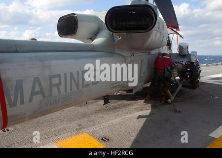 Marines mit Marine Medium Tiltrotor Geschwader 365 (Stahlbeton), 24. Marine Expeditionary Unit (MEU), laden eine 2,75-Zoll-Rakete in einem LAU-68 Rocket Pod auf einer AH-1W Super Cobra an Bord der USS Iwo Jima (LPD-7), 7. Januar 2015 gelegt. Durchführung der 24. MEU und Iwo Jima amphibisches bereit Gruppe Marinebetriebe in den USA 6. Flotte Bereich der Maßnahmen zur Erhöhung der Sicherheit der Vereinigten Staaten in Europa interessiert. (Foto: U.S. Marine Corps Lance Cpl. Austin A. Lewis/freigegeben) 24. MEU Operationen 150107-M-QZ288-093 Stockfoto