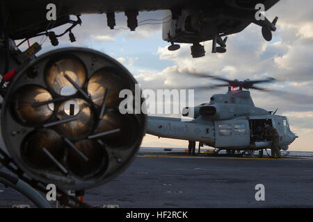 Ein UH-1Y Huey, zugeordnet zu Marine Medium Tiltrotor Geschwader 365 (Stahlbeton), 24. Marine Expeditionary Unit (MEU), durchläuft eine Preflight-Check an Bord der USS Iwo Jima (LPD-7), 7. Januar 2015, in Vorbereitung auf eine live-Feuer-Übung im Mittelmeer. Durchführung der 24. MEU und Iwo Jima amphibisches bereit Gruppe Marinebetriebe in den USA 6. Flotte Bereich der Maßnahmen zur Erhöhung der Sicherheit der Vereinigten Staaten in Europa interessiert. (Foto: U.S. Marine Corps Lance Cpl. Austin A. Lewis/freigegeben) 24. MEU Operationen 150107-M-QZ288-210 Stockfoto