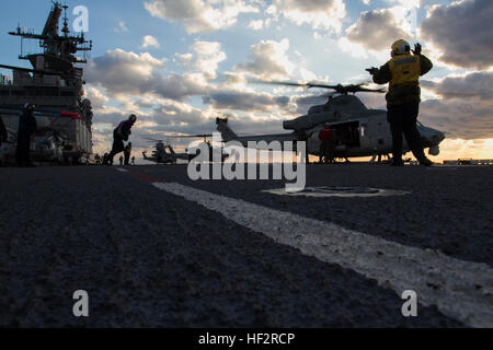 UH-1Y Hueys und AH-1W Super Cobra von Marine Medium Tiltrotor Geschwader 365 (Stahlbeton), 24. Marine Expeditionary Unit, Vorbereiten von USS Iwo Jima (LPD 7) 7. Januar 2015 auszuziehen. Durchführung der 24. MEU und Iwo Jima amphibisches bereit Gruppe Marinebetriebe in den USA 6. Flotte Bereich der Maßnahmen zur Erhöhung der Sicherheit der Vereinigten Staaten in Europa interessiert. (Foto: U.S. Marine Corps Obergefreiter Dani A. Zunun) 24. MEU Vorgänge an Bord der USS Iwo Jima 150107-M-WA276-091 Stockfoto