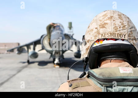 US Marine Capt Nikhil Kesireddy, ein Pilot mit Marine Attack Squadron 211, speziellen Zweck Marine Air Ground Task Force - Crisis Response - Central Command, inspiziert eine AV-8 b Harrier vertikaler/kurzer Start und Landung Flugzeug vor dem Flug zur Unterstützung Betrieb innewohnende lösen im Bereich Central Command Operations, 7. Januar 2015.  Die Harrier ist ein Flugzeug Marines verwendet für koordinierte Streiks, Close Air Support und nicht traditionele Intelligenz, Überwachung und Aufklärung. (Marine Corps Foto von CPL. Tony Simmons/freigegeben) Marine Attack Squadron 211 ergreift die Flucht zur Unterstützung der O Stockfoto